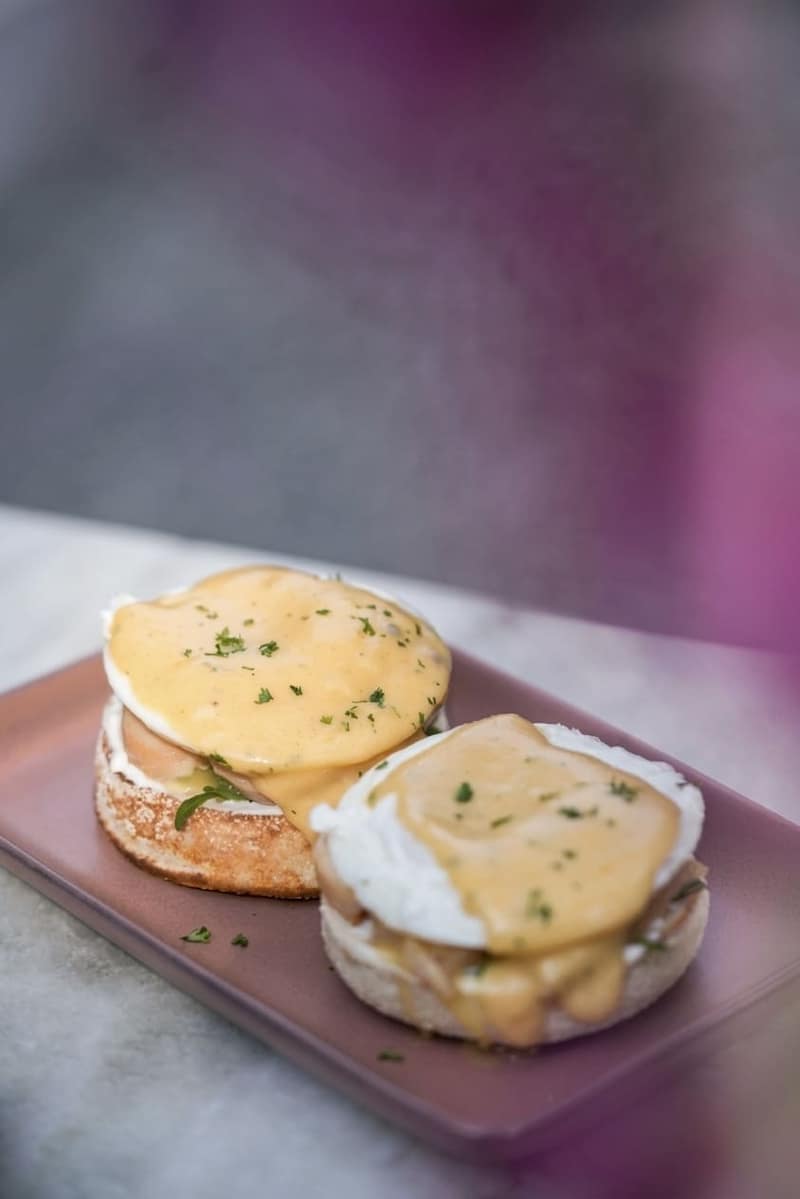Smoked chicken Benedict